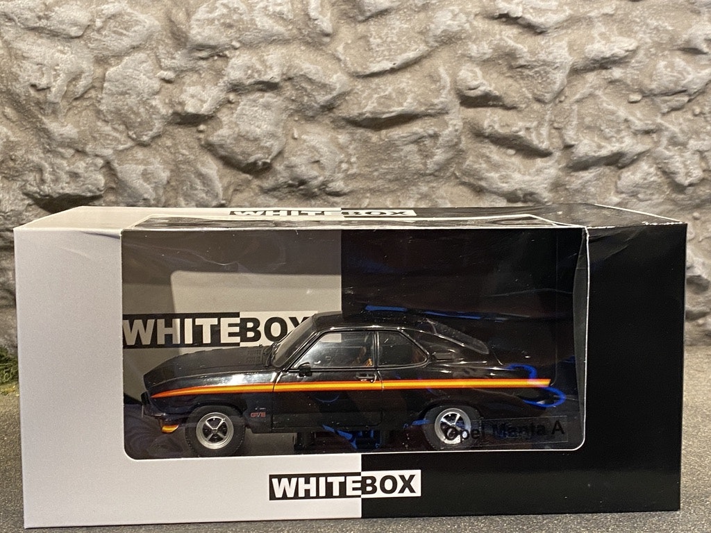 Skala 1/24 Opel Manta A, Svart med stripes WhiteBox