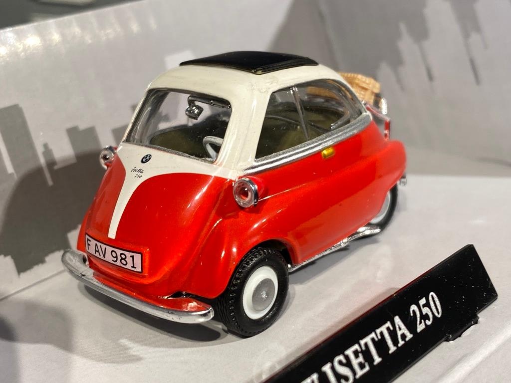 Skala 1/43 BMW Isetta 250 från Cararama