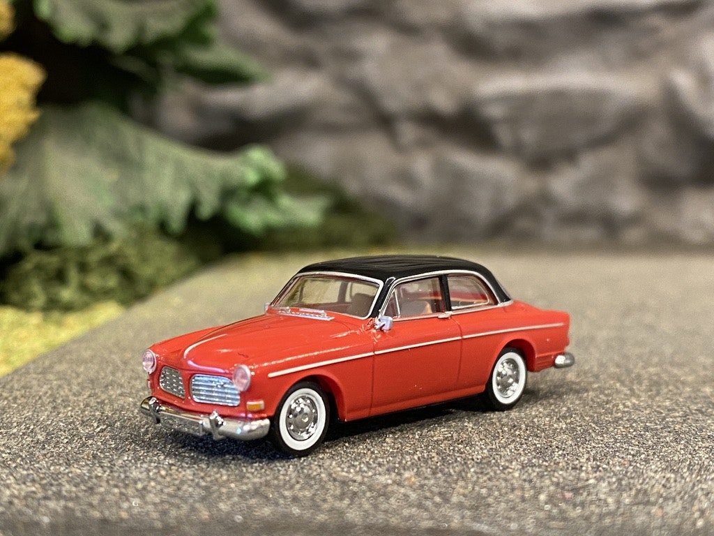 Skala 1/87 - Volvo Amazon , Röd m svart tak från Brekina