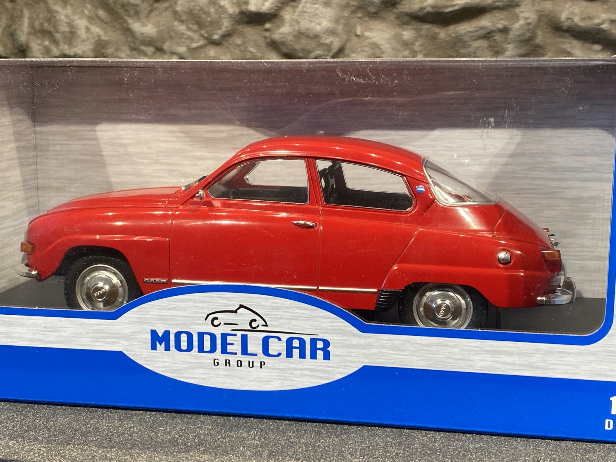 Skala 1/18 SAAB 96 V4, Röd från MCG