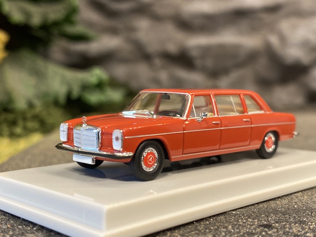 Skala 1/87 - Mercedes-Benz 220 D Lang W115 Korall-Röd, från Brekina