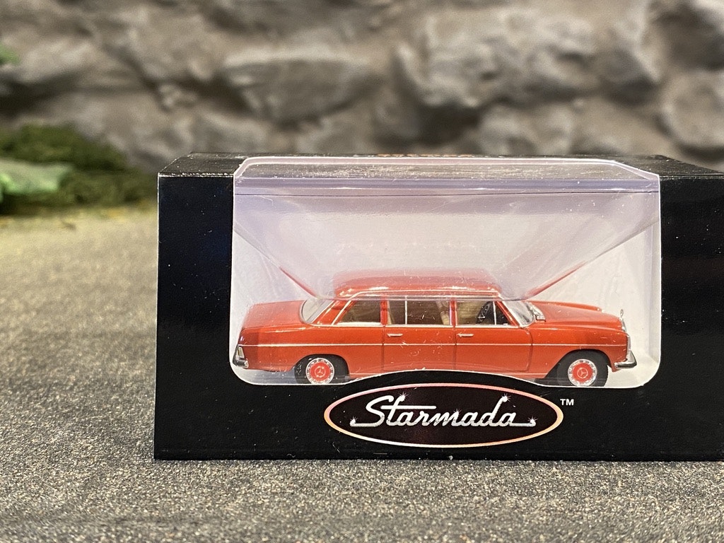 Skala 1/87 - Mercedes-Benz 220 D Lang W115 Korall-Röd, från Brekina