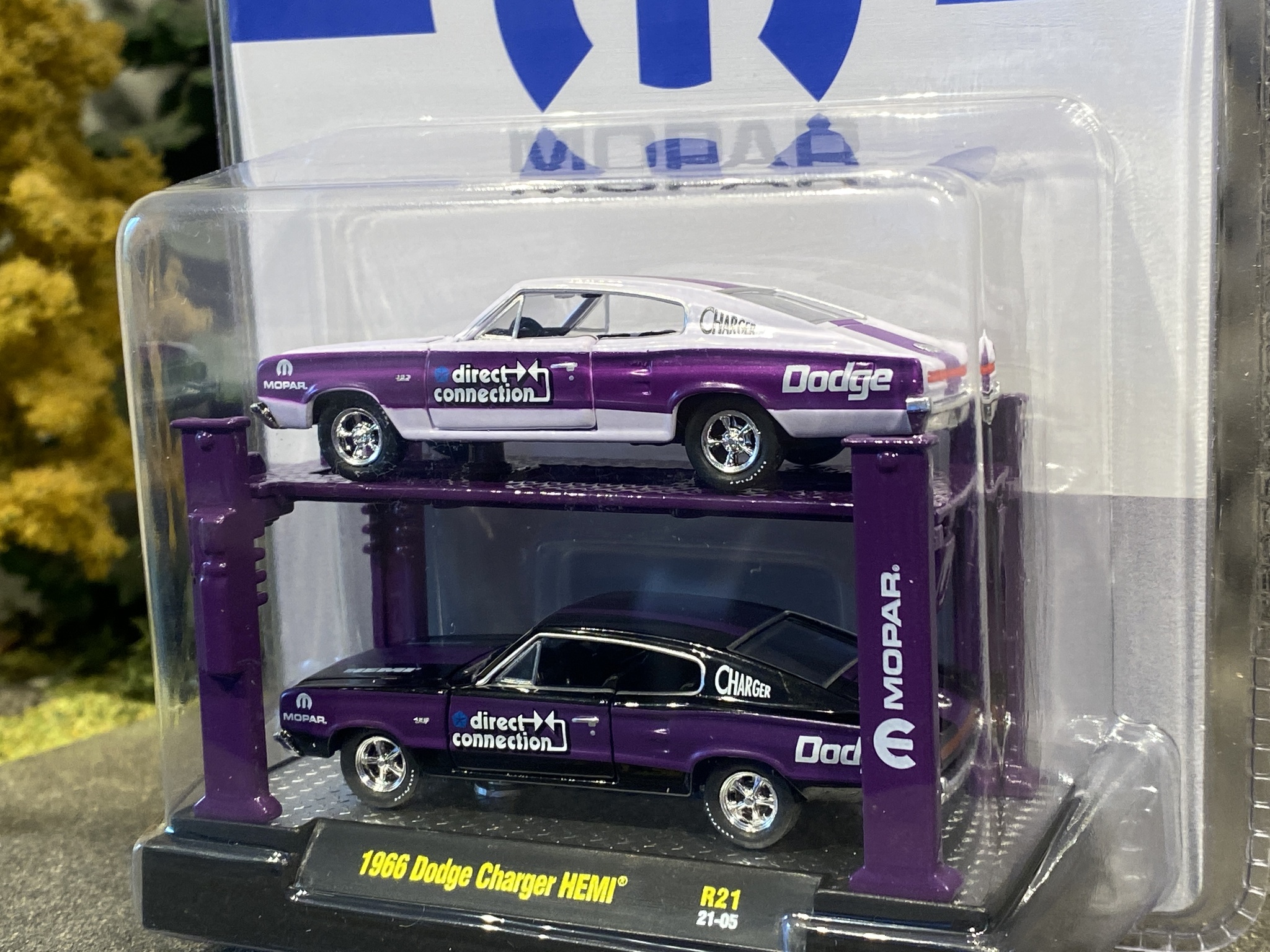 Skala 1/64 2-pack med fypelarlift Dodge Charger HEMI 66'' fr M2
