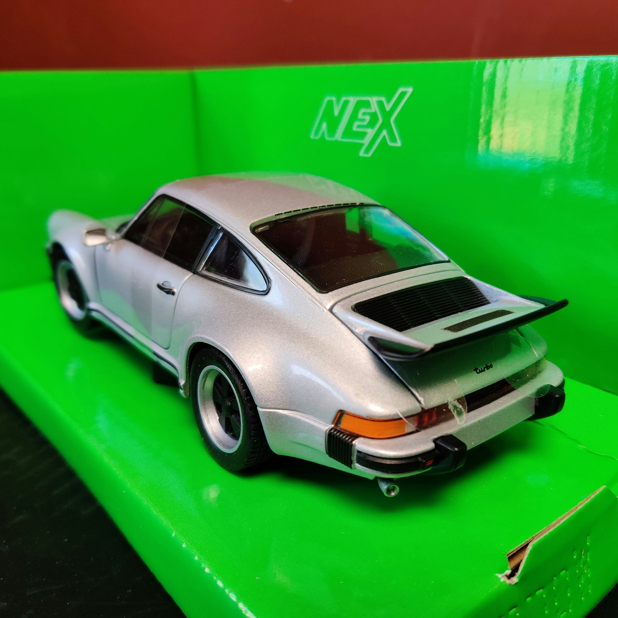 Skala 1/24 Porsche 911 Turbo från Nex models / Welly