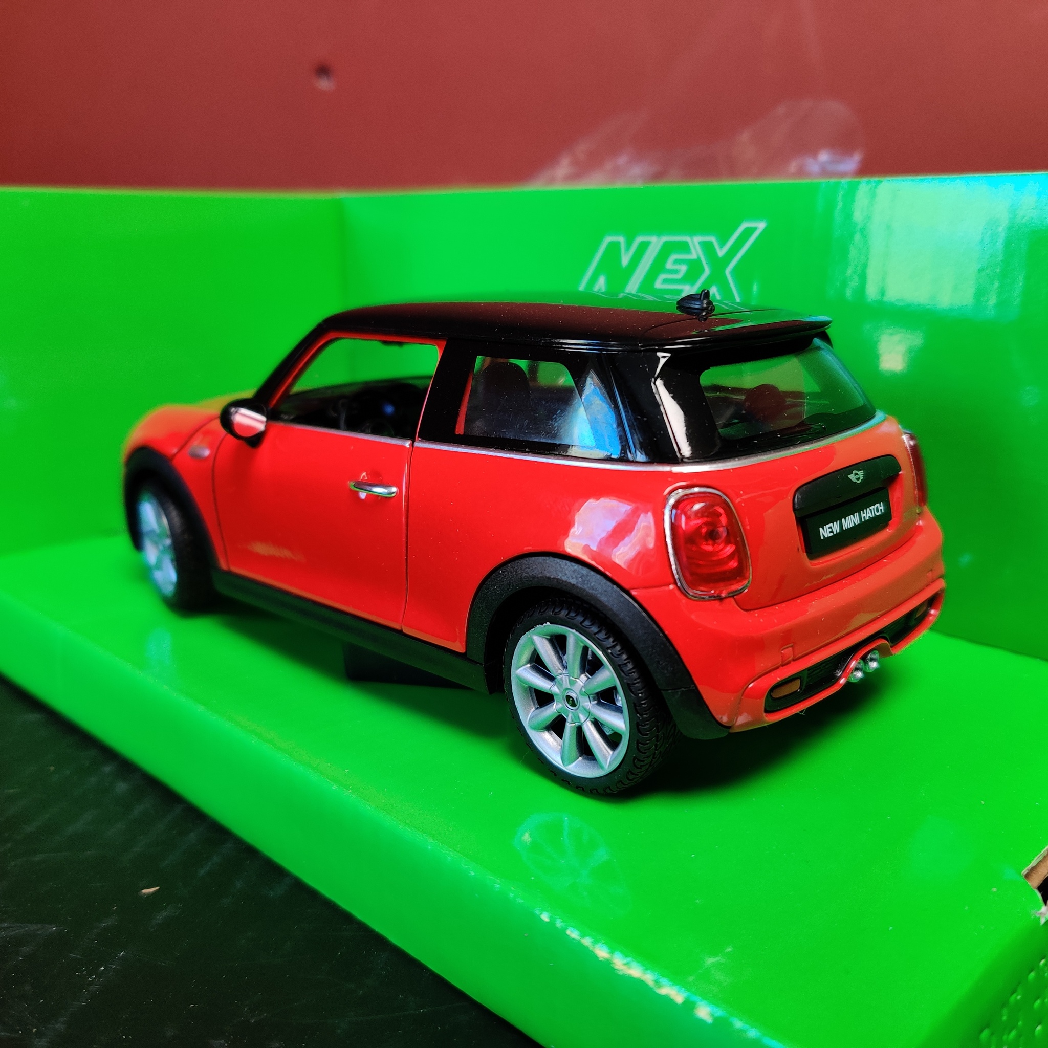 Skala 1/24 New Mini Hatch från Nex models / Welly
