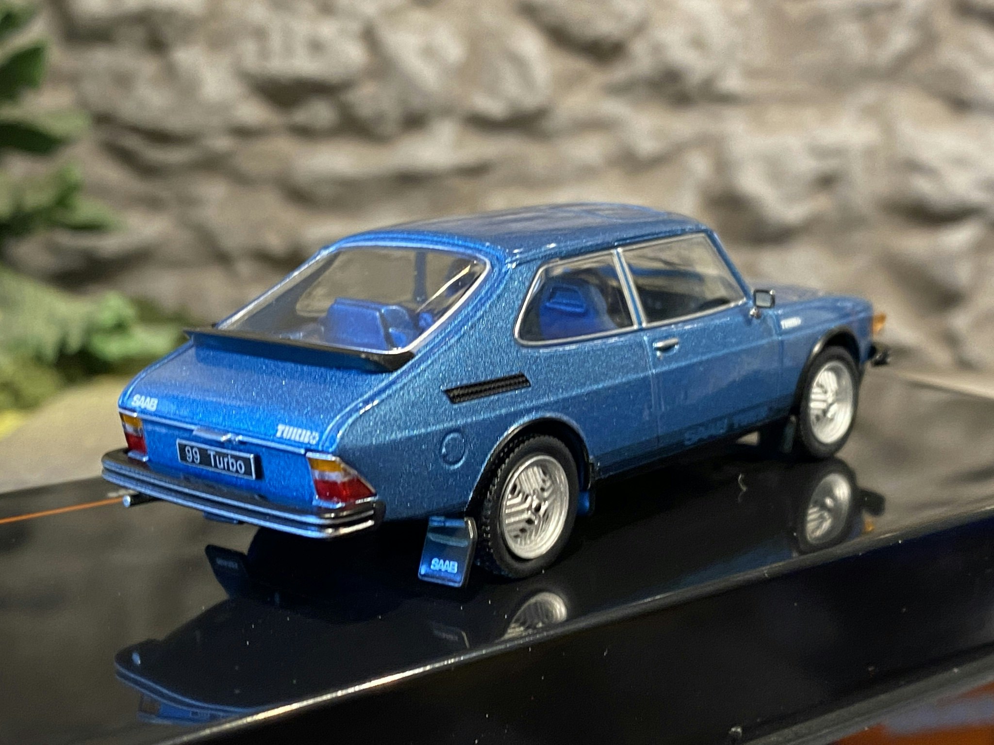 Skala 1/43 - SAAB 99 Turbo Combi Coupe, Blåmetallic fr IXO-models