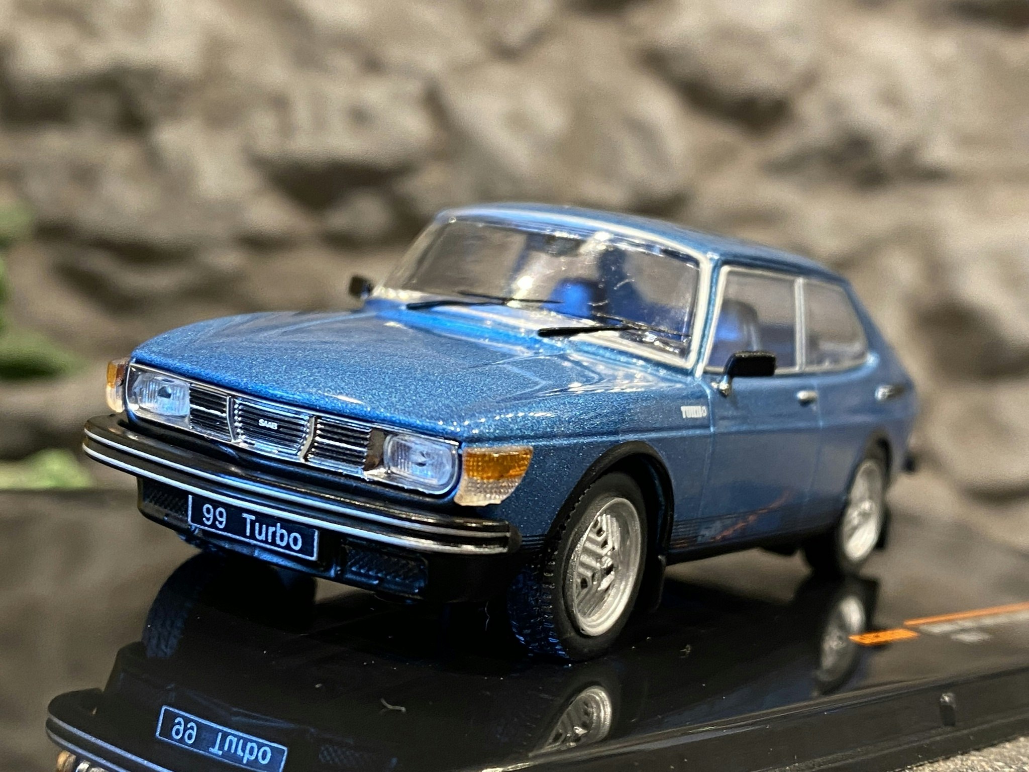 Skala 1/43 - SAAB 99 Turbo Combi Coupe, Blåmetallic fr IXO-models