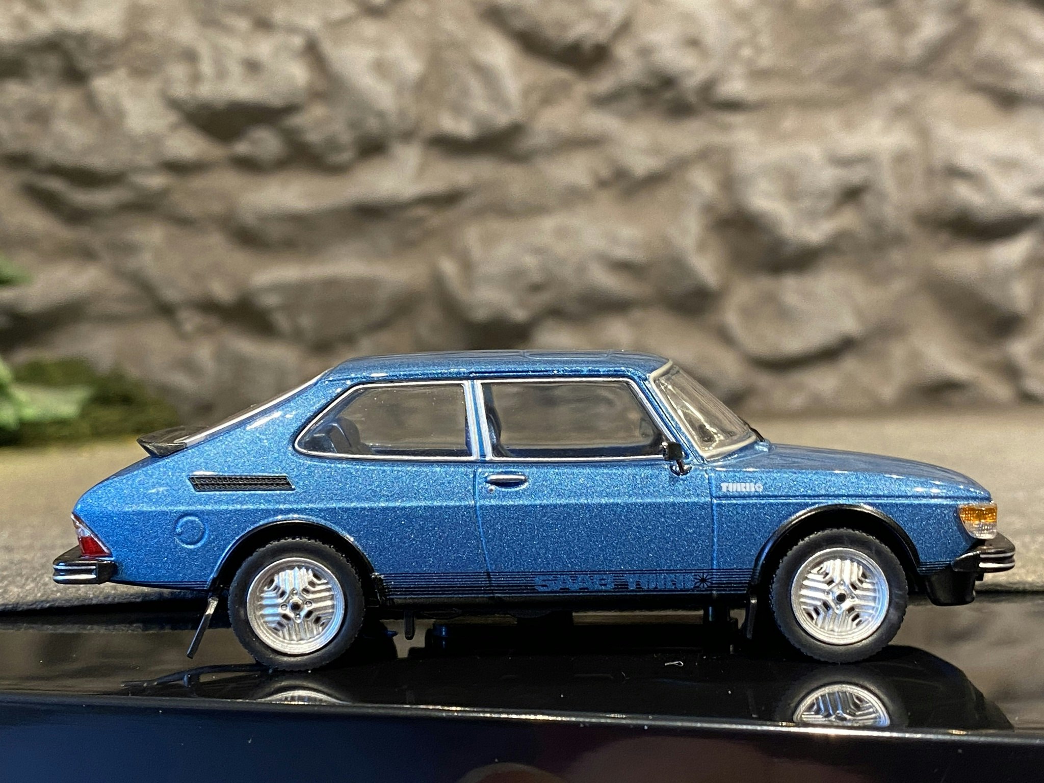 Skala 1/43 - SAAB 99 Turbo Combi Coupe, Blåmetallic fr IXO-models