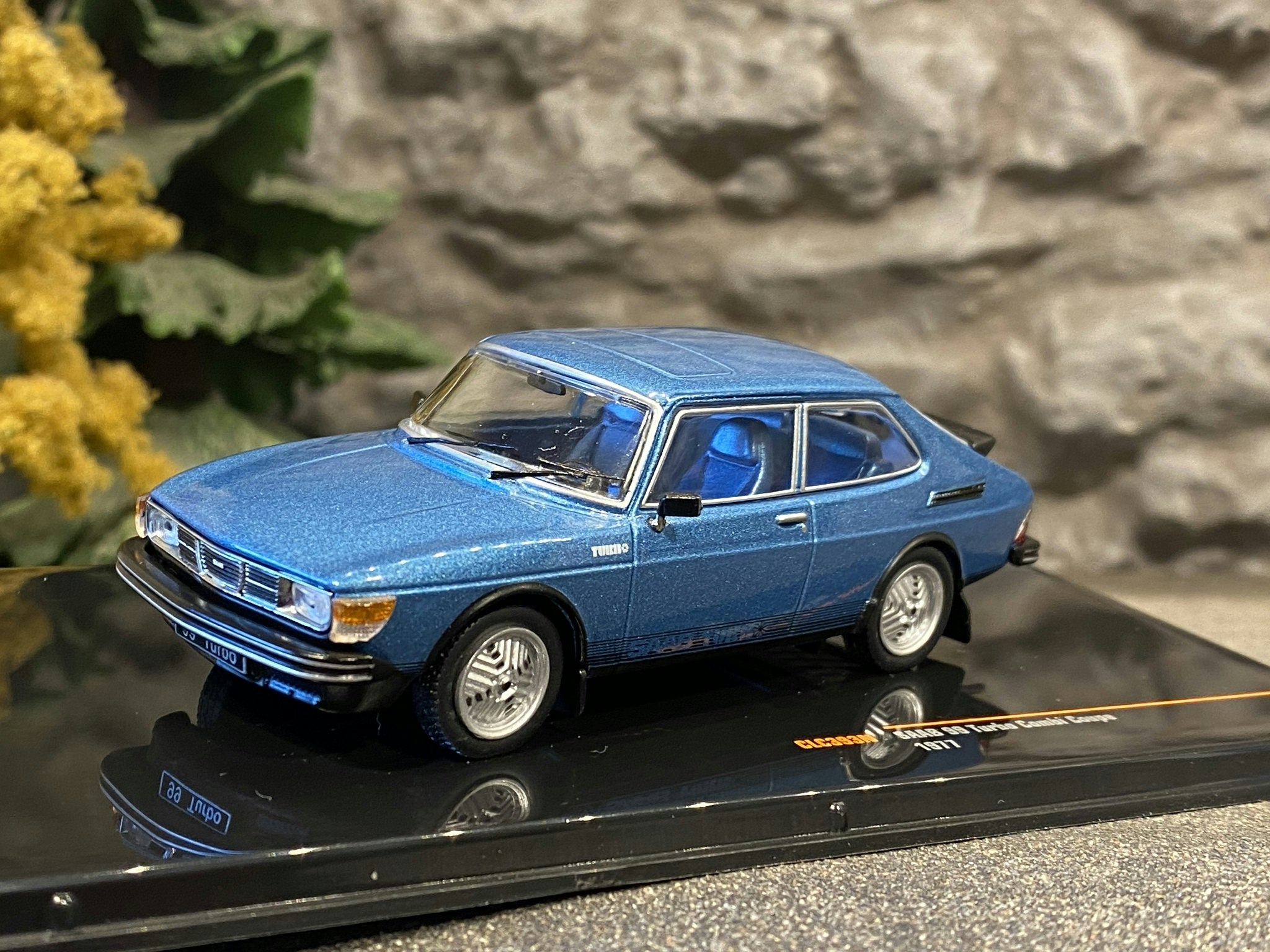 Skala 1/43 - SAAB 99 Turbo Combi Coupe, Blåmetallic fr IXO-models