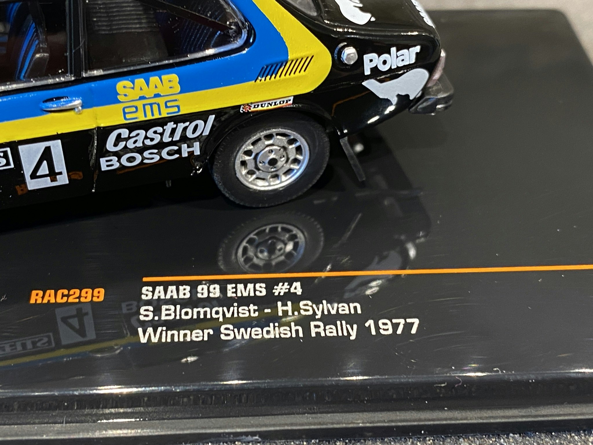 Skala 1/43 SAAB 99 EMS #4 77' Svenska Rallyt, S Blomqvist, H Sylvan fr IXO Models