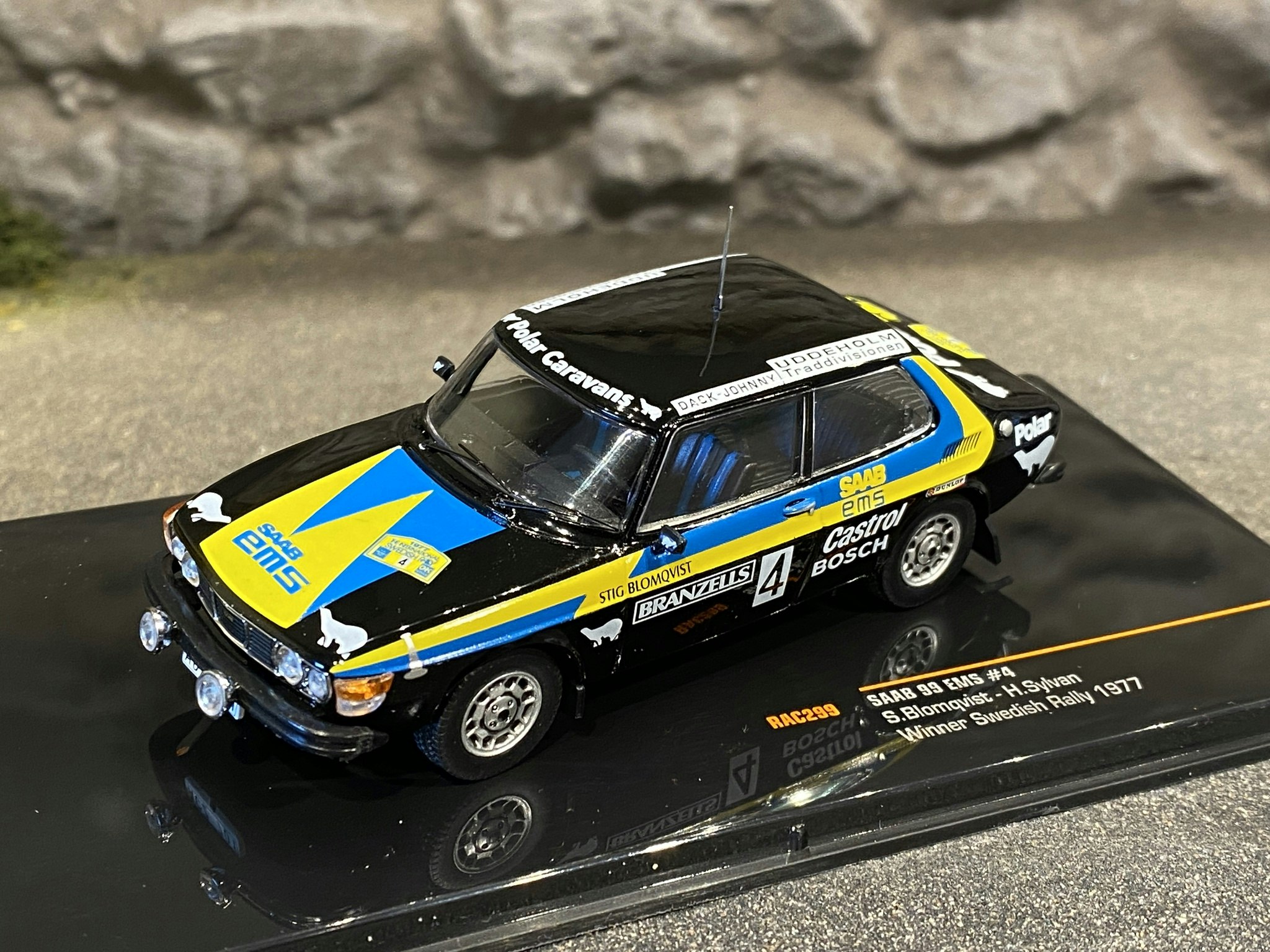 Skala 1/43 SAAB 99 EMS #4 77' Svenska Rallyt, S Blomqvist, H Sylvan fr IXO Models