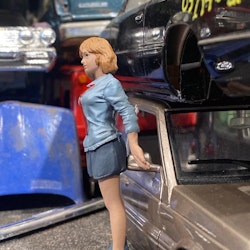 Skala 1/24 Siri lutar sig mot bilen - American Diorama