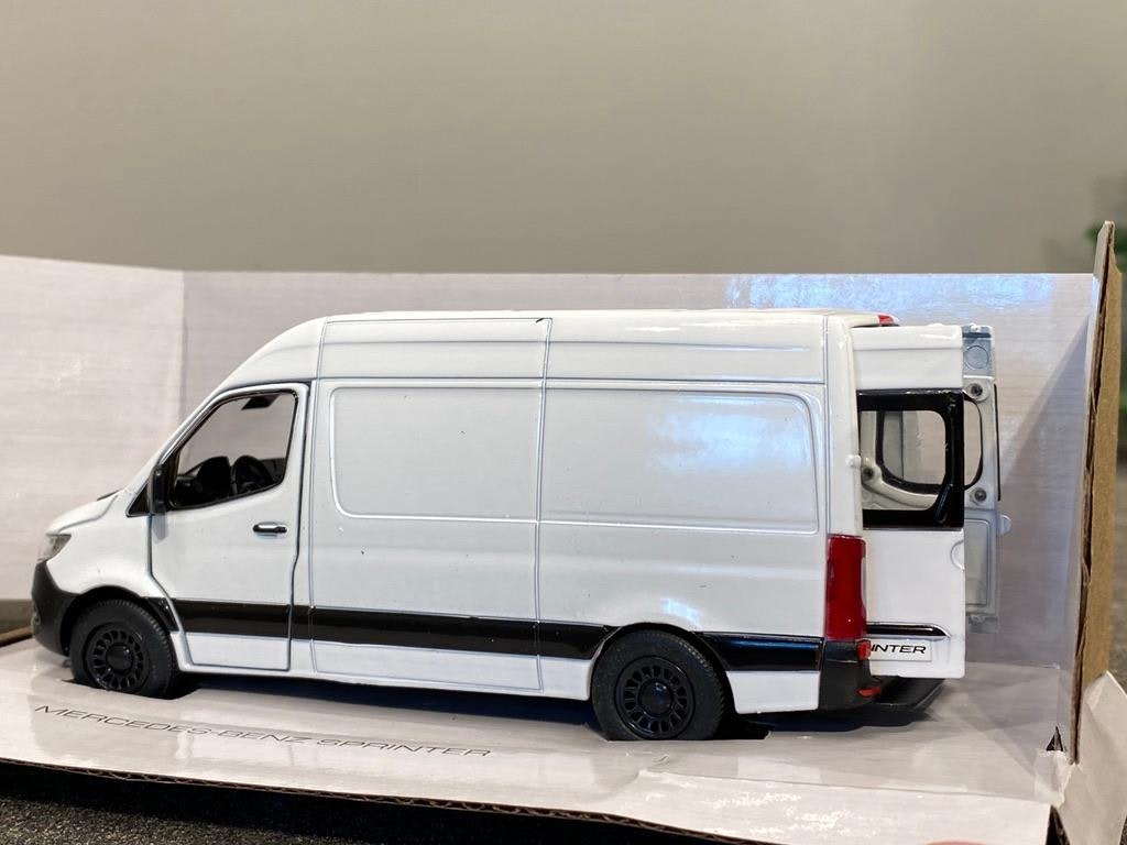 Skala 1/43 (1/48) Mercedes-Benz Sprinter 2020 från Kinsmart