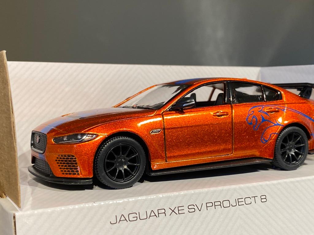 Skala 1/36 Jaguar XE SV Project 8 från Kinsmart