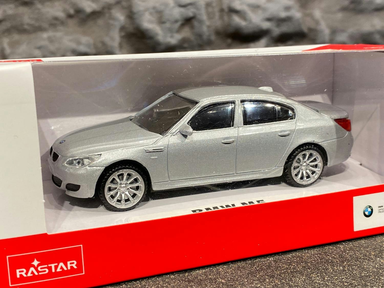 Skala 1/43 BMW M5 från RASTAR