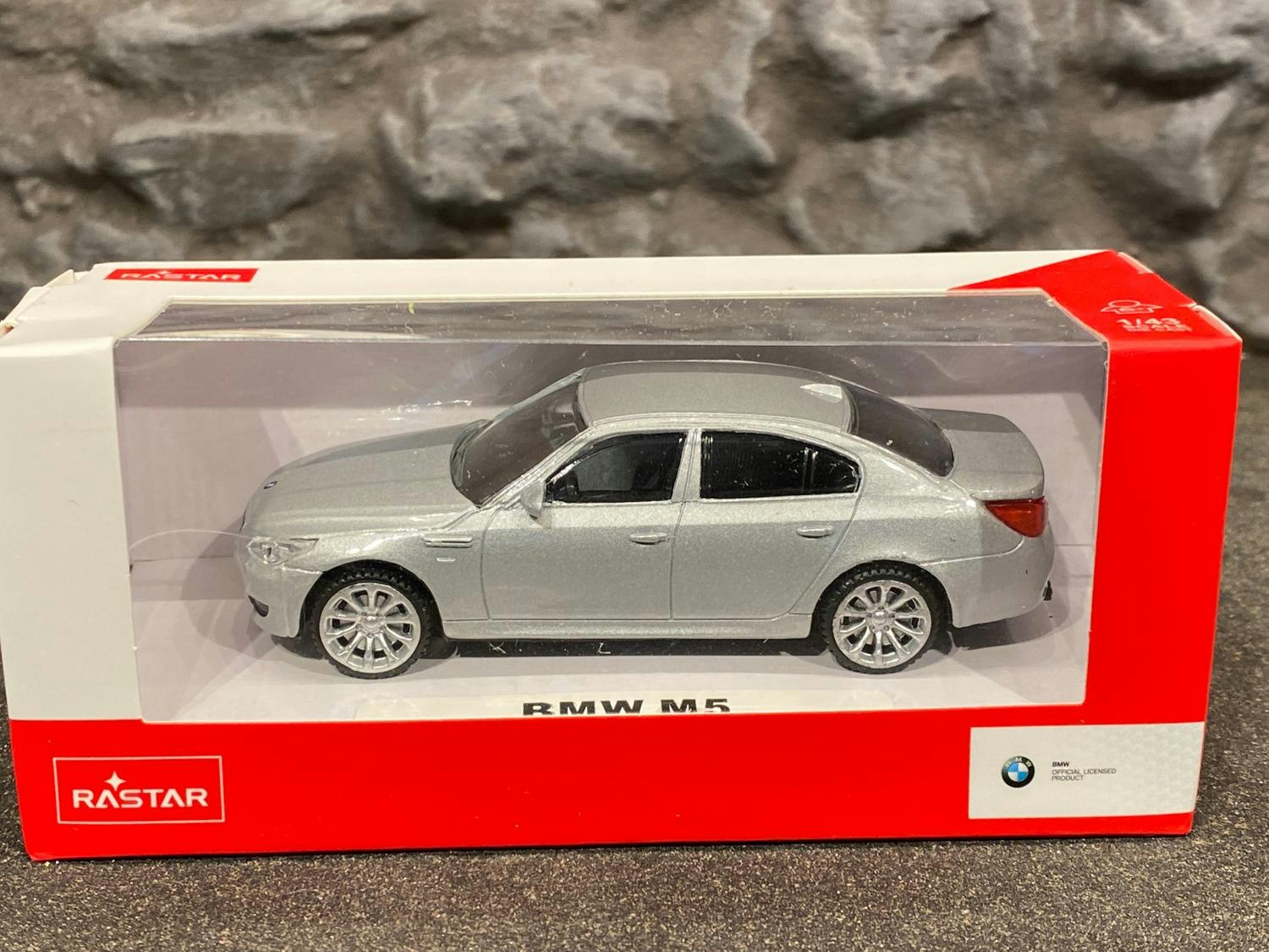 Skala 1/43 BMW M5 från RASTAR