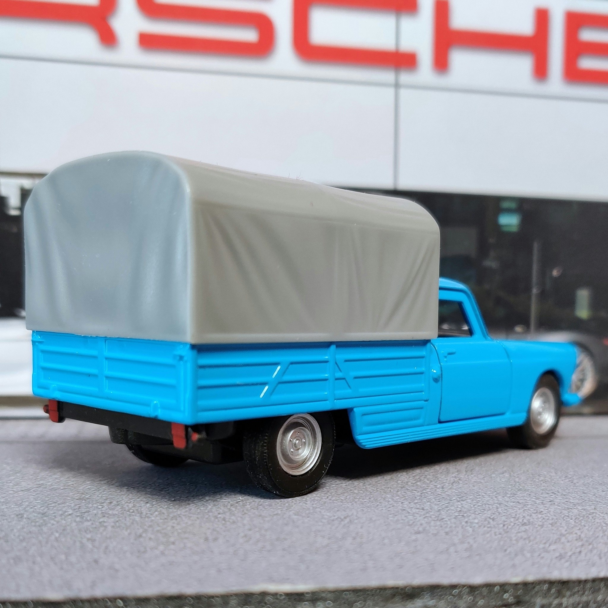 Skala 1/34 - 1/39  Peugeot 404 pick-up från Nex models / Welly