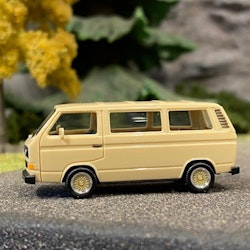 Skala 1/87 H0, NYHET! Volkswagen T3 Buss Beige m BBS fälgar från HERPA