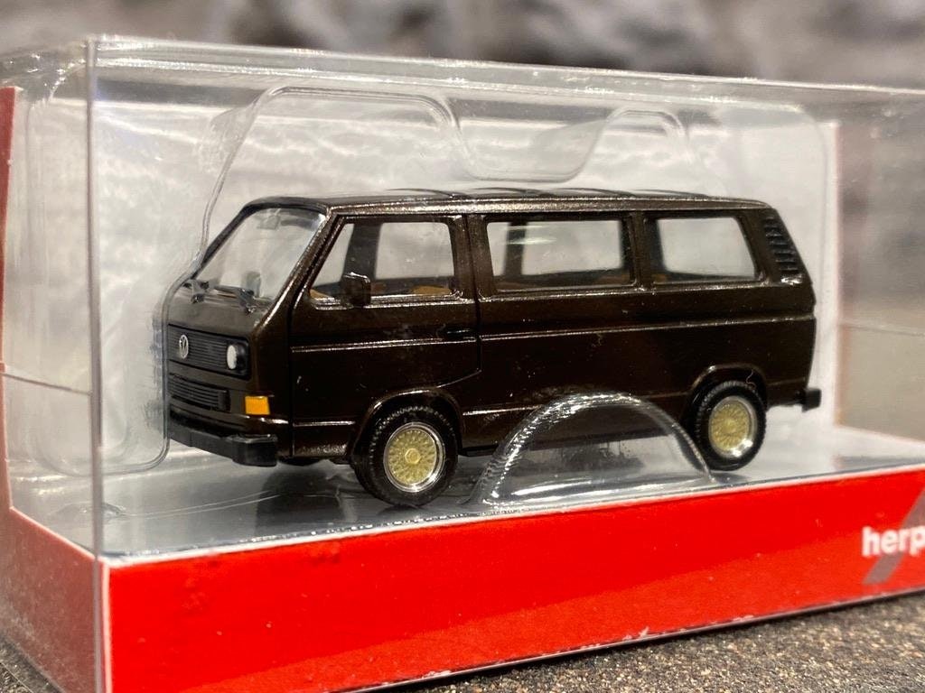 Skala 1/87 H0, Volkswagen T3 Buss Brun m BBS fälgar från HERPA