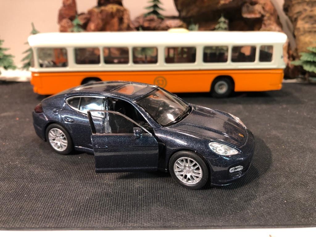 Skala 1/34 - 1/39 Porsche Panamera S från Nex models / Welly