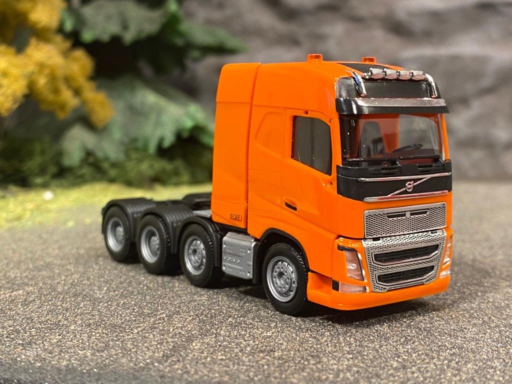 Skala 1/87 h0, Volvo FH GI. XL, orange från HERPA / Märkt m Swedish Truck Models