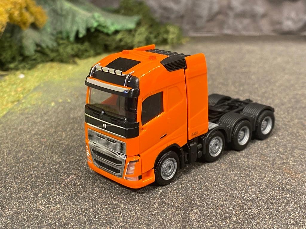 Skala 1/87 h0, Volvo FH GI. XL, orange från HERPA / Märkt m Swedish Truck Models