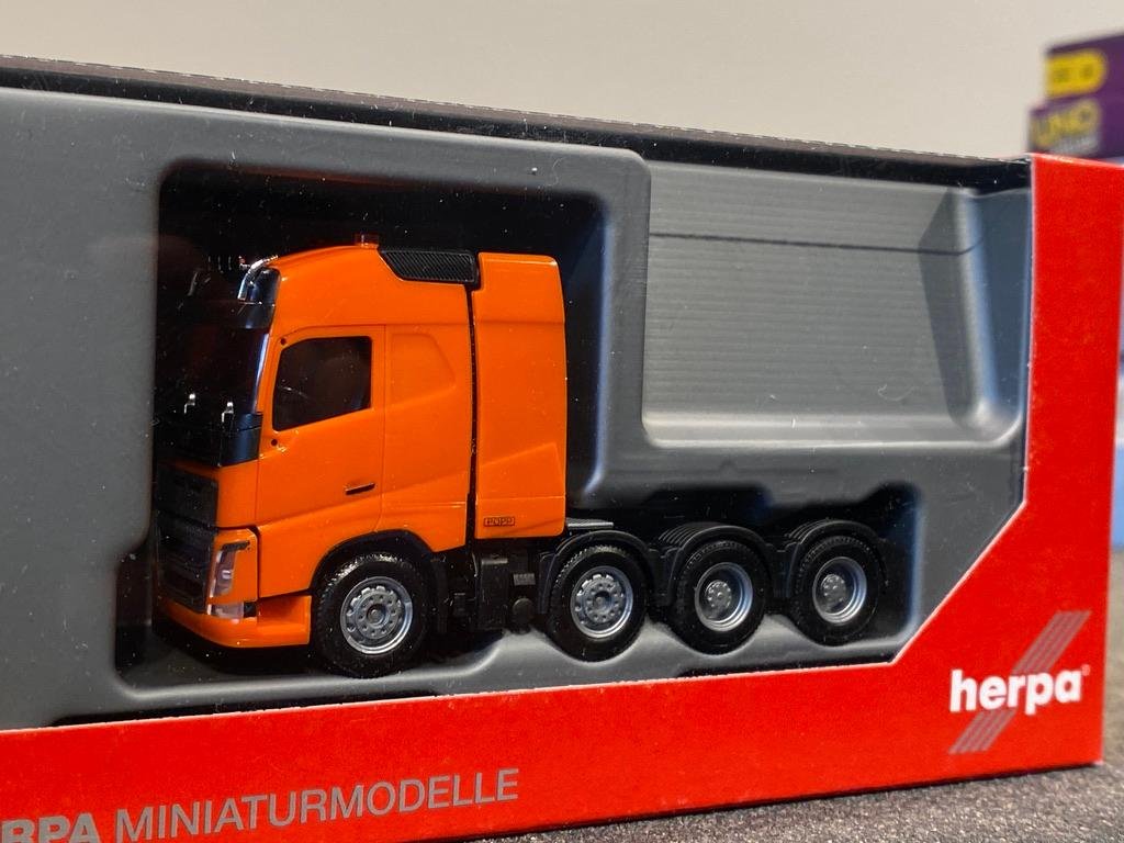 Skala 1/87 h0, Volvo FH GI. XL, orange från HERPA
