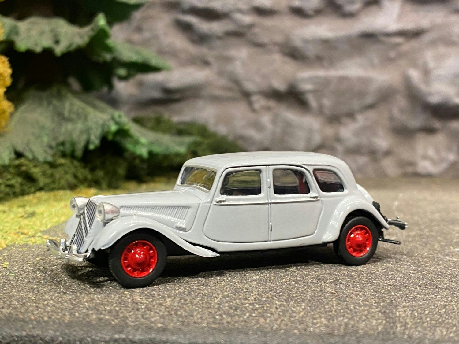 Skala 1/64 Citroen 15-SIX 1939 Grå, från NOREV