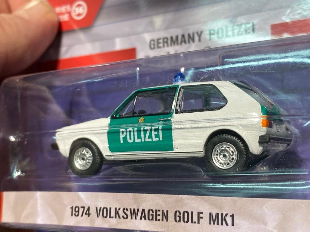 Skala 1/64 Volkswagen Golf Mk1 74' Polizei "Hot pursuit" från Greenlight