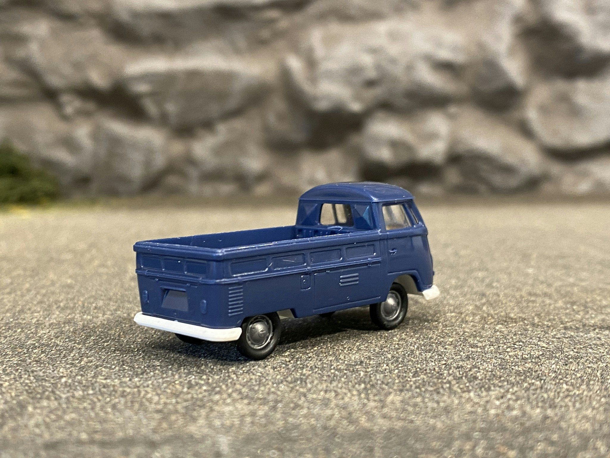 Skala 1/87 Volkswagen Transporter T1 Pickup från Brekina