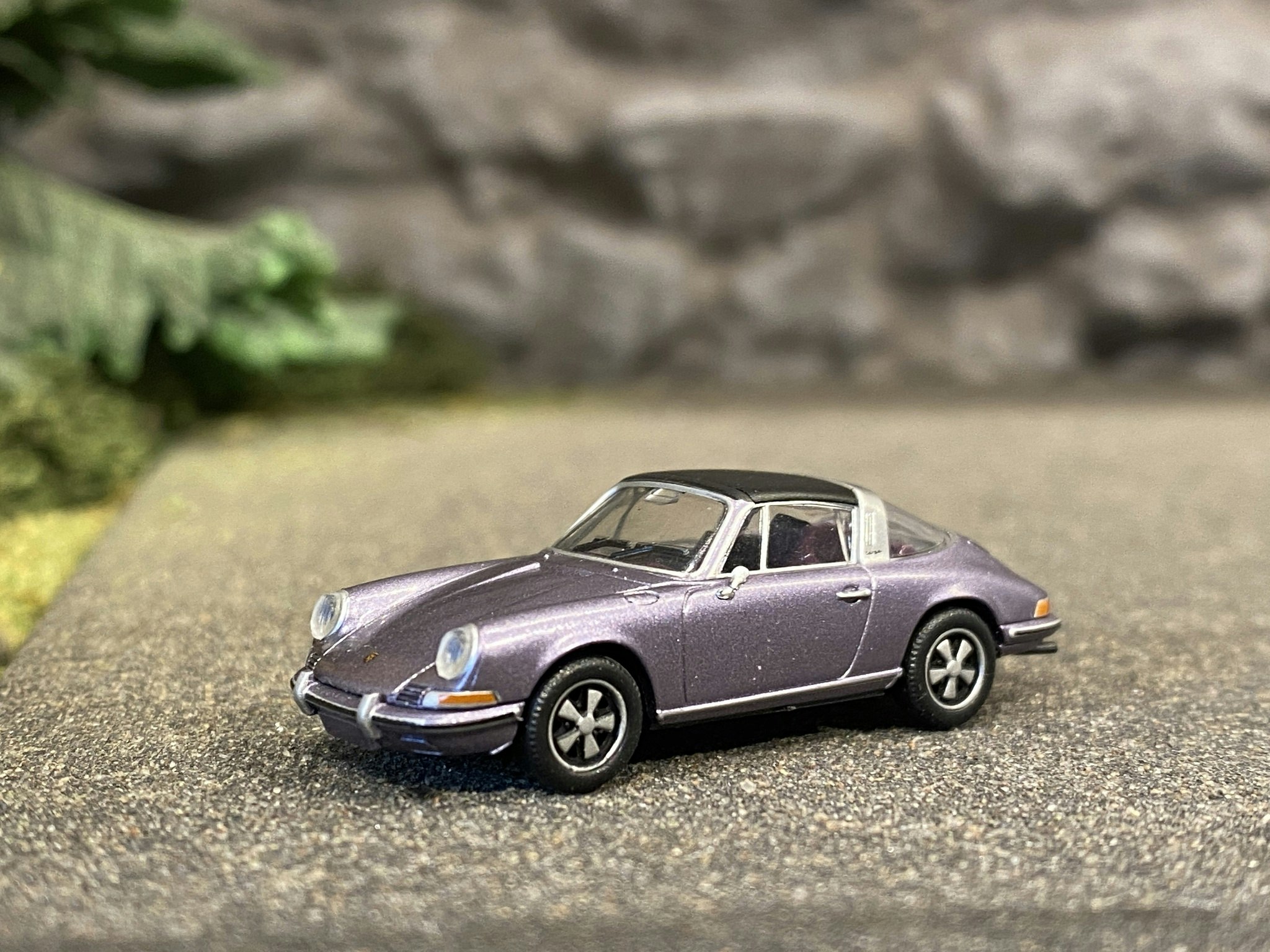 Skala 1/87 Porsche 911 Targa 76' Lilametallic från Brekina