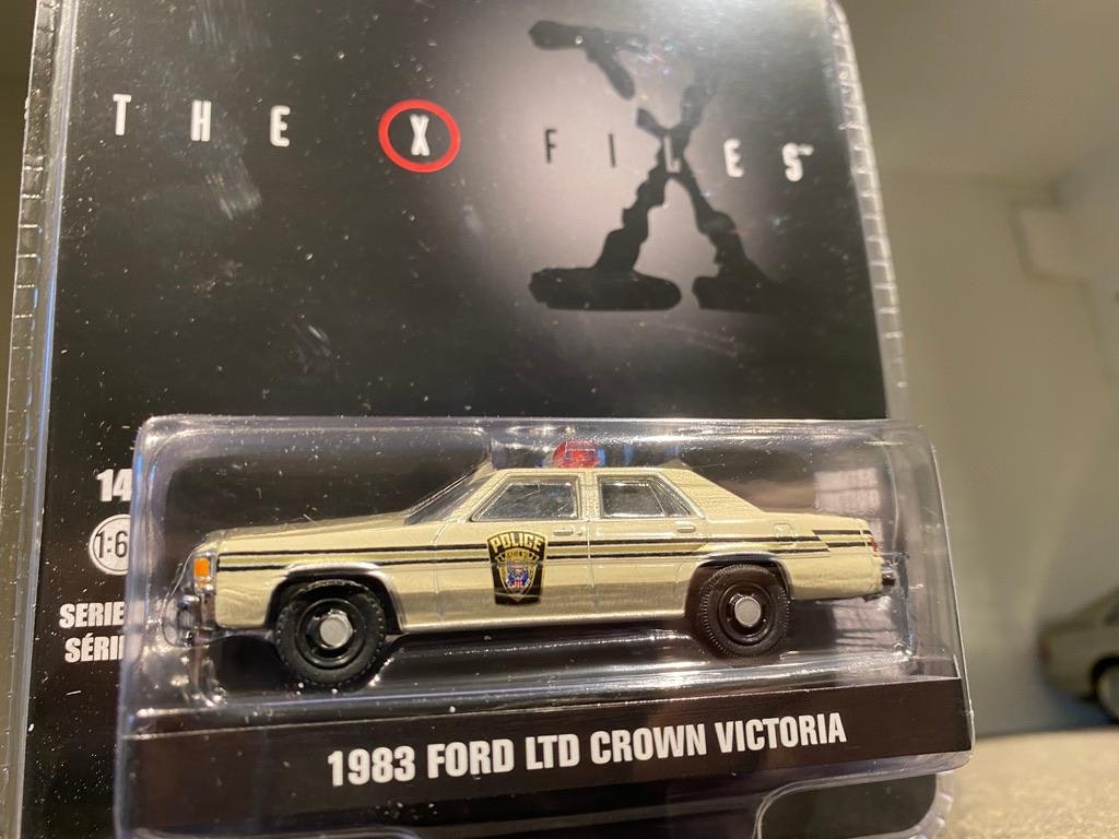 Skala 1/64 Ford LTD Crown Victoria 83' "X-files" från Greenlight