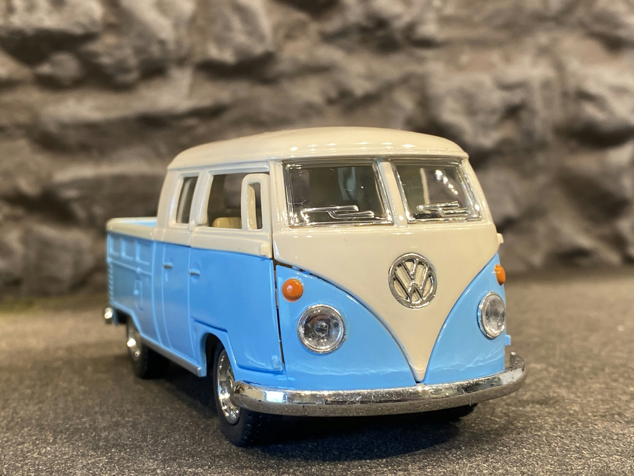 Skala 1/34 Volkswagen Transporter T1, Doublecab från Kinsmart