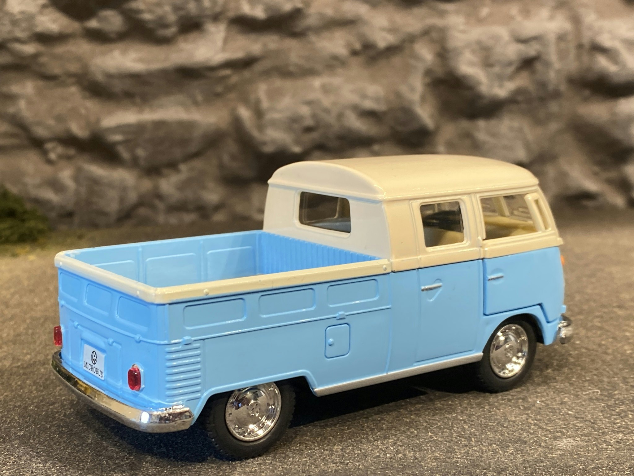 Skala 1/34 Volkswagen Transporter T1, Doublecab från Kinsmart