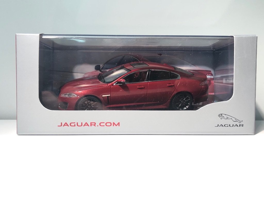 Skala 1/43 Jaguar XFR (Italian racing red)  från IXO models