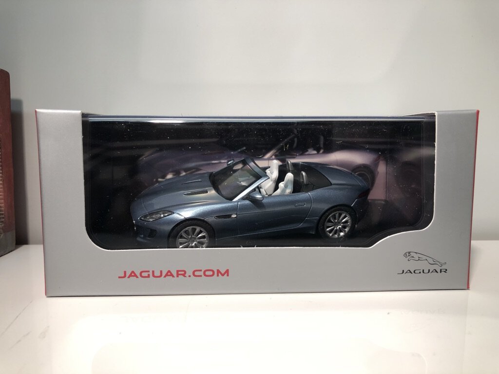 Skala 1/43 Jaguar F-type V8 (Satelite grey)  från IXO models