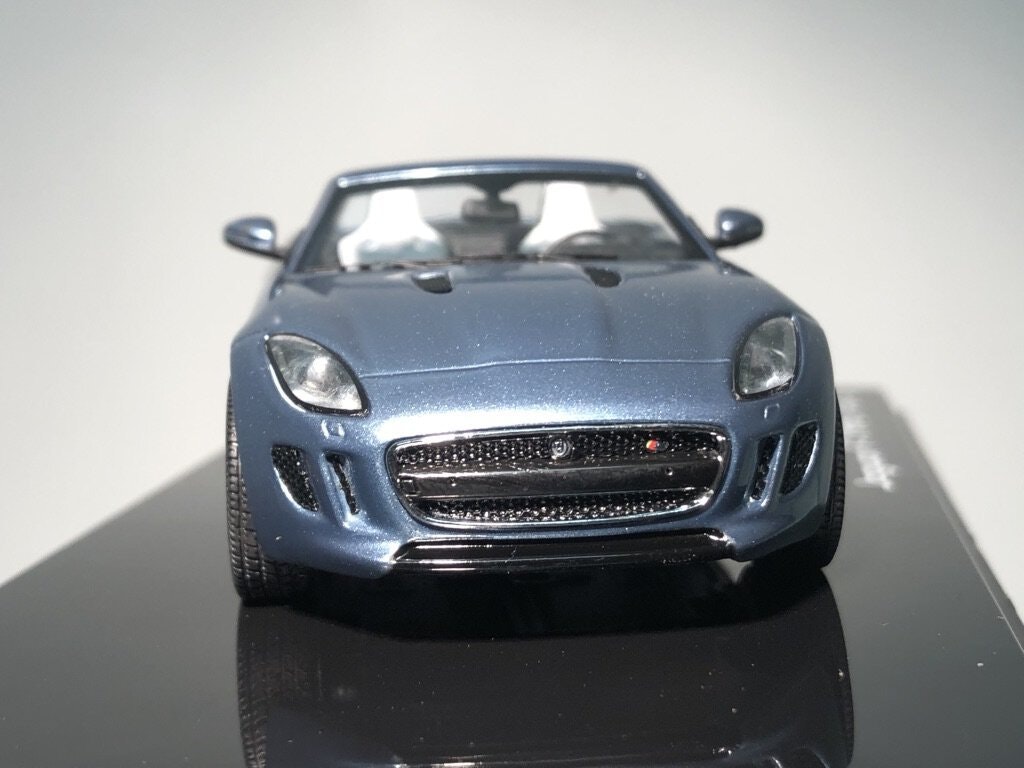 Skala 1/43 Jaguar F-type V8 (Satelite grey)  från IXO models