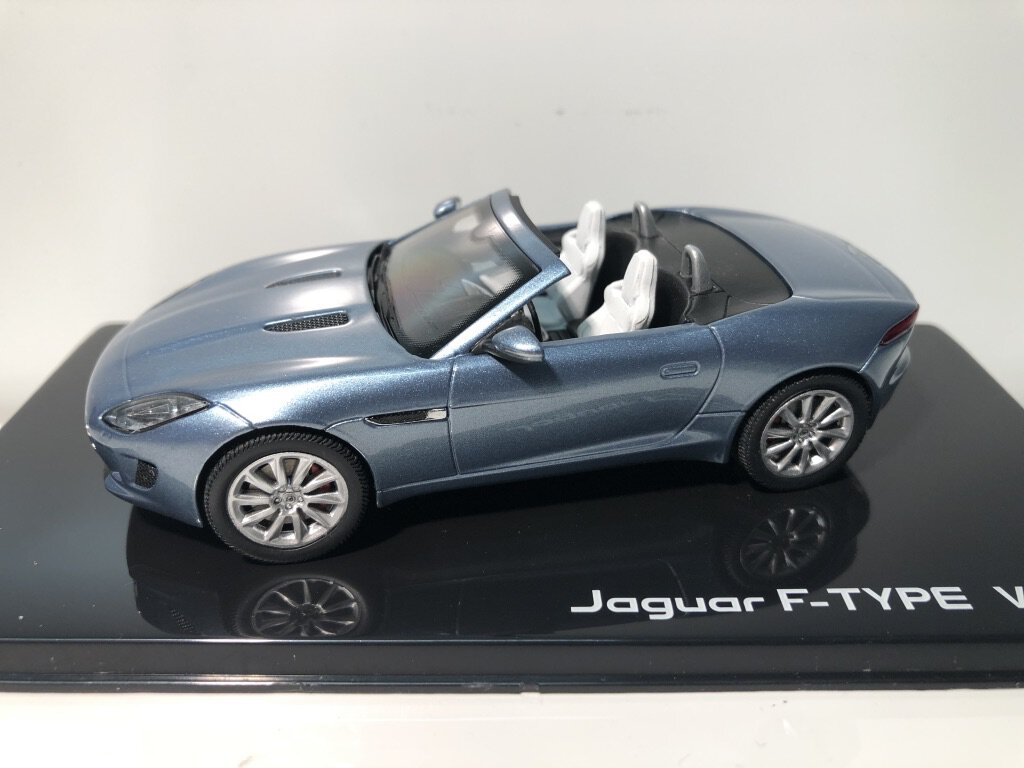 Skala 1/43 Jaguar F-type V8 (Satelite grey)  från IXO models
