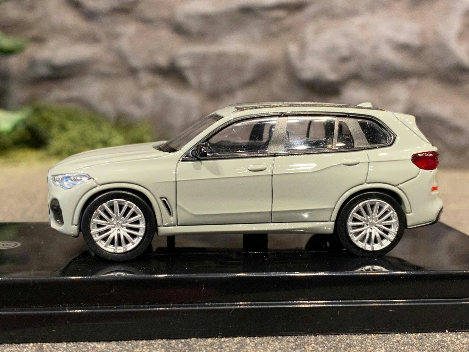 Skala 1/64 Mycket exklusiv BMW X5 Ljus-Grå från Para 64