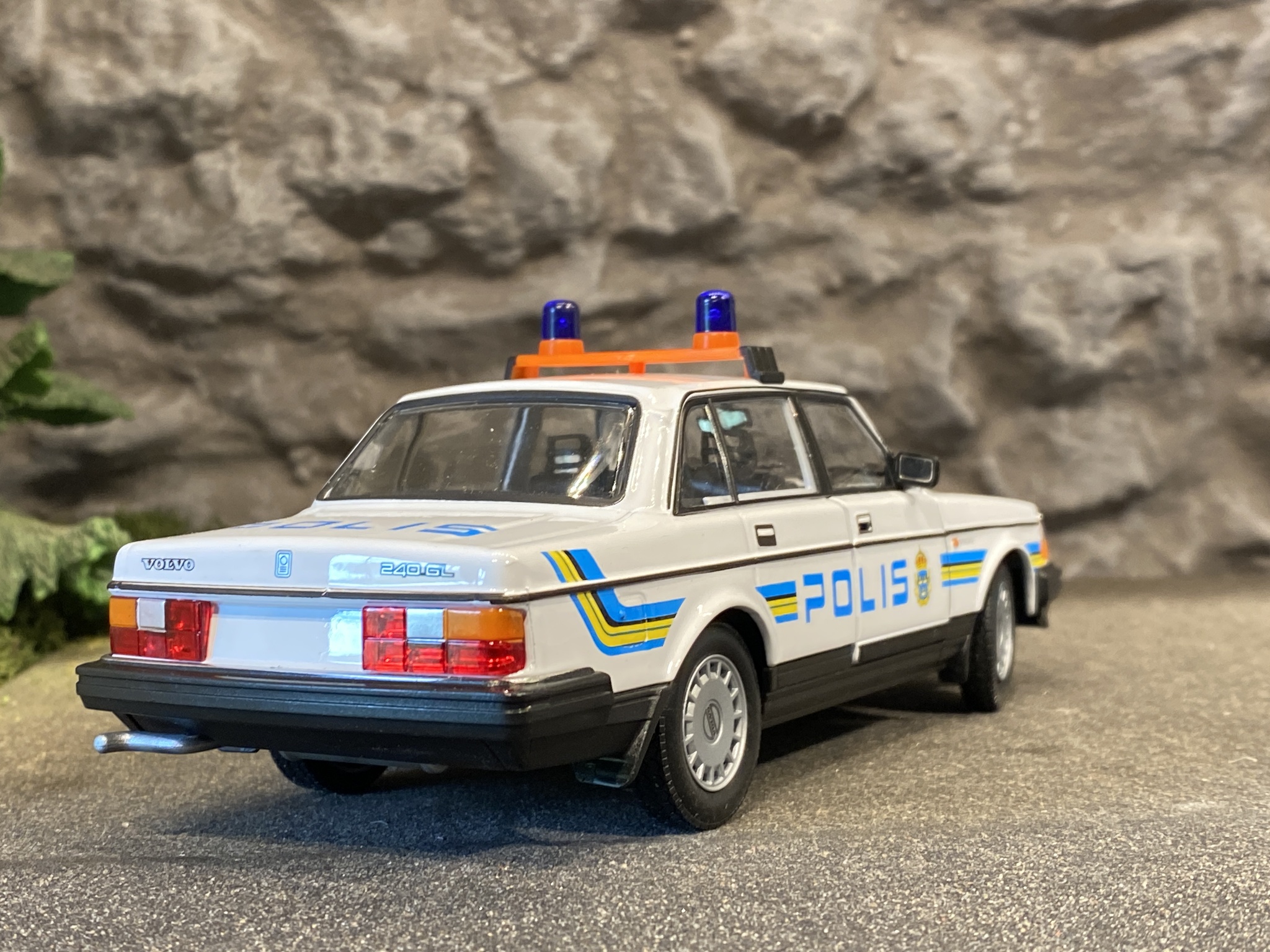 Skala 1/24 Volvo 240 GL, Svensk Polisbil "Hockeyklubban", vit  fr Welly