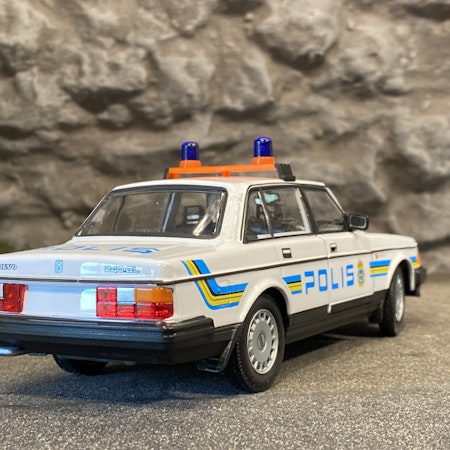 Skala 1/24 Volvo 240 GL, Svensk Polisbil "Hockeyklubban", vit  fr Welly