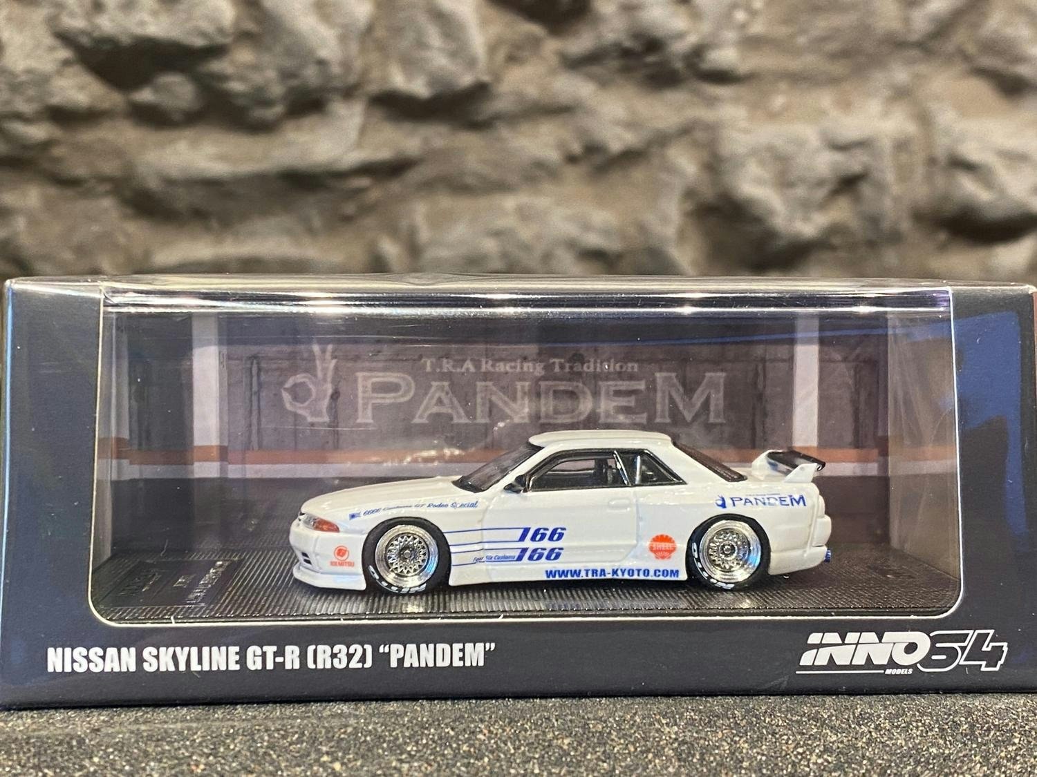 Skala 1/64 Nissan Skyline GT-R (R32) Pandem fr Inno64