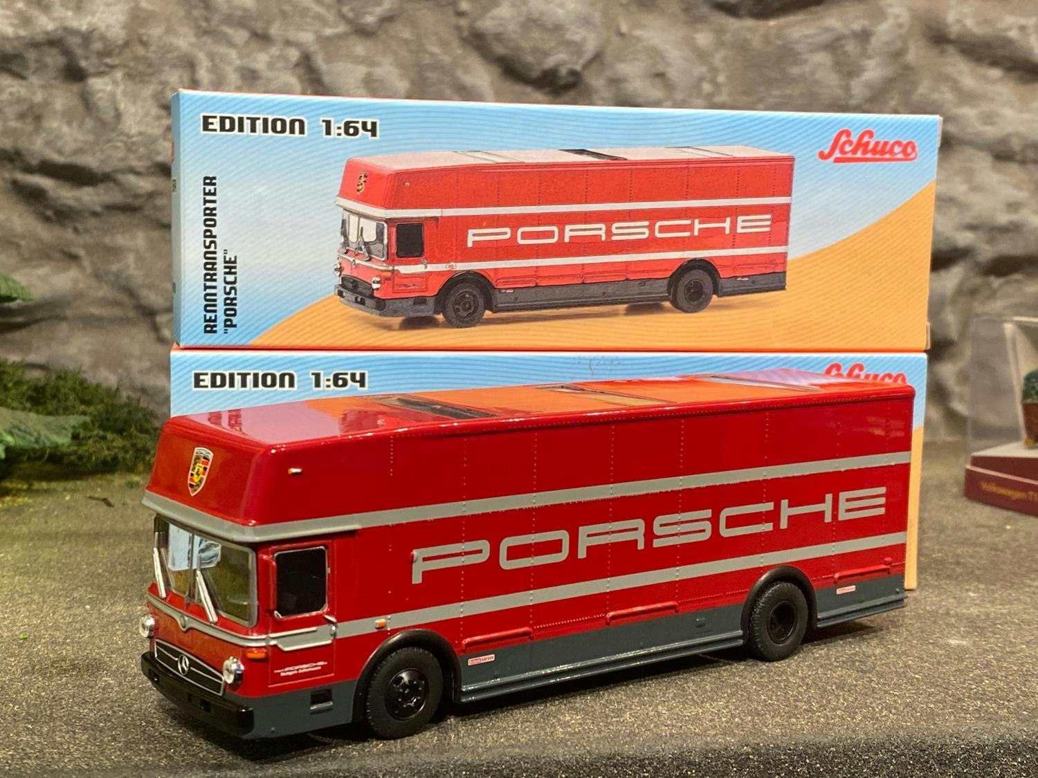 Skala 1/64 Mercedes-Benz Lastbil Renntransporter "Porsche" från Schuco retropack