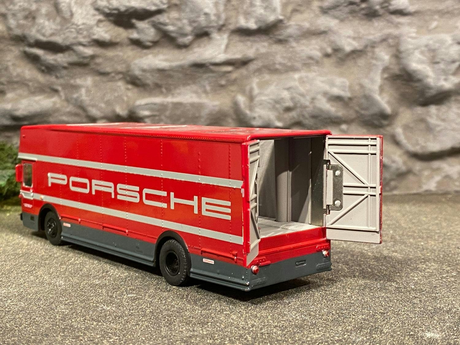 Skala 1/64 Mercedes-Benz Lastbil Renntransporter "Porsche" från Schuco retropack