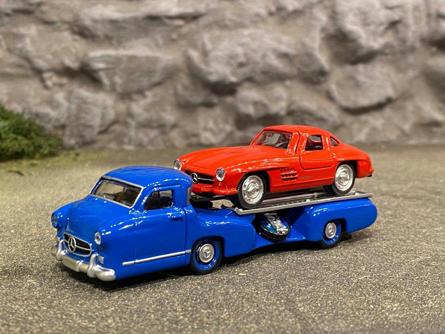 Skala 1/64 Mercedes-Benz Renntransporter + Mercedes-Benz 300 SL 55' från NOREV