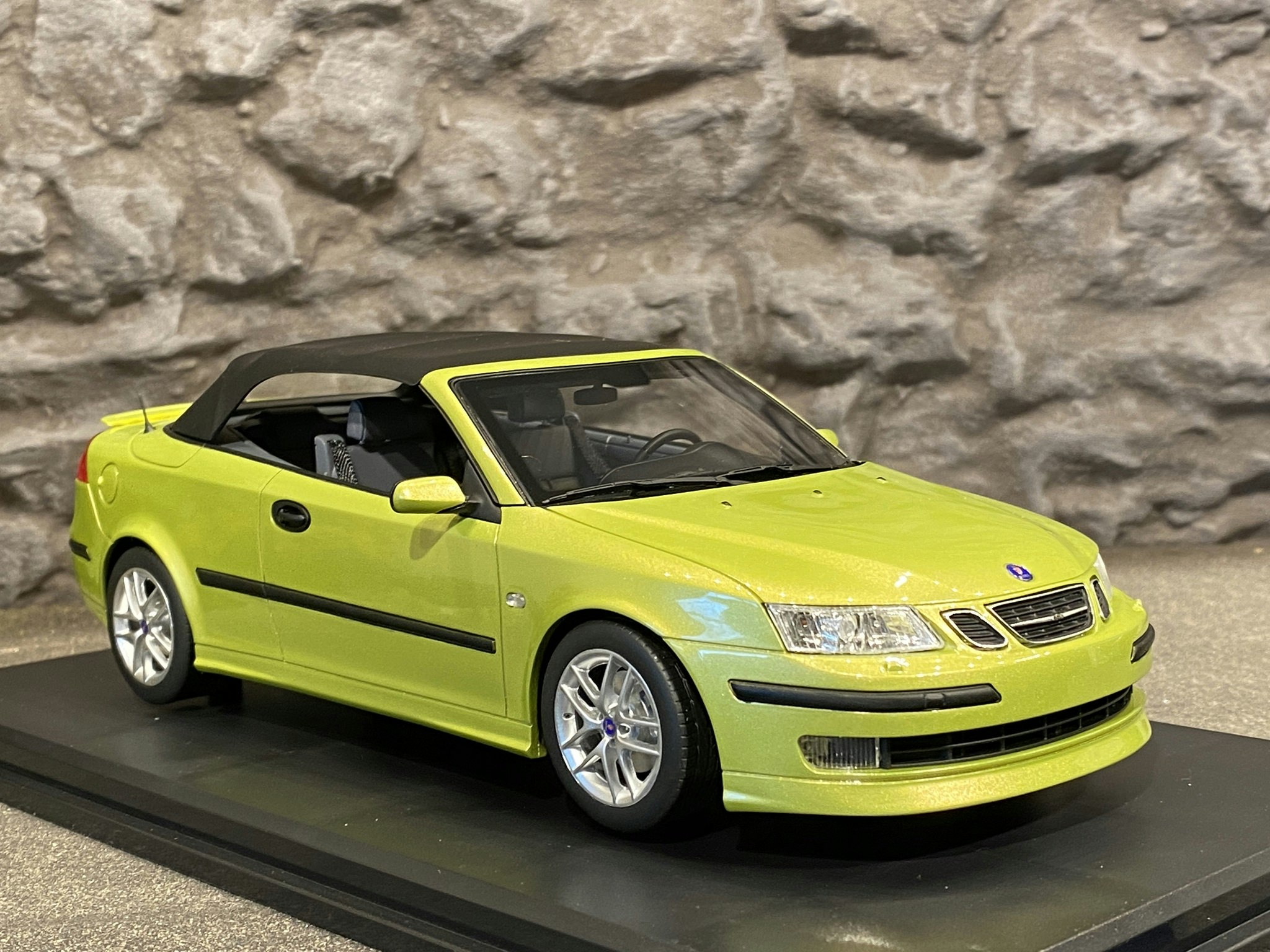 Skala 1/18 Otroligt fin SAAB 9-3 Cab 2005' från DNA Collectibles