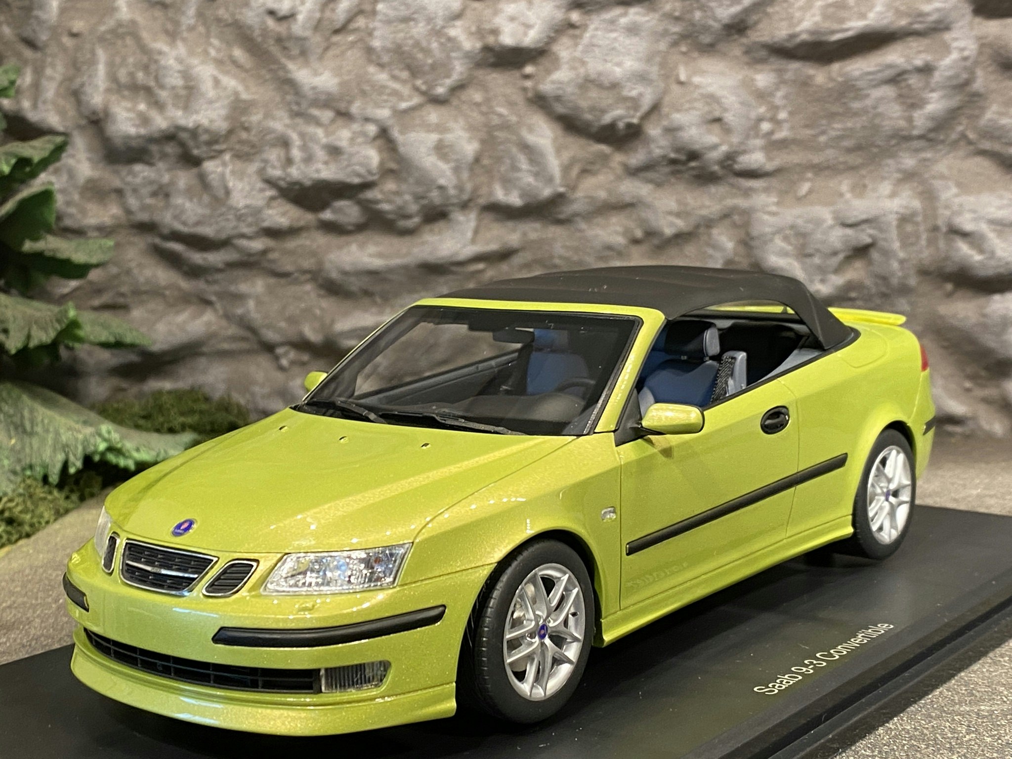 Skala 1/18 Otroligt fin SAAB 9-3 Cab 2005' från DNA Collectibles