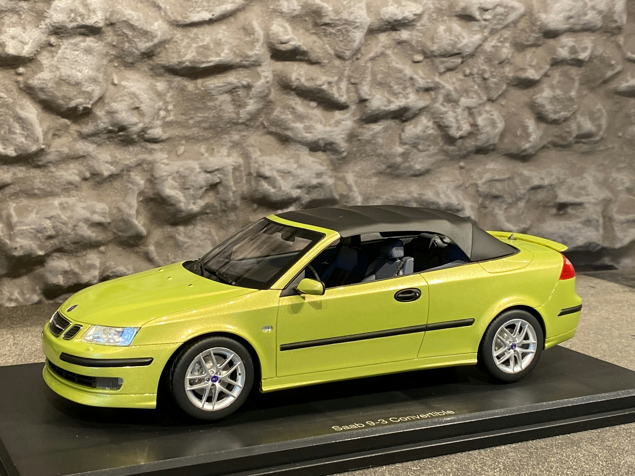 Skala 1/18 Otroligt fin SAAB 9-3 Cab 2005' från DNA Collectibles