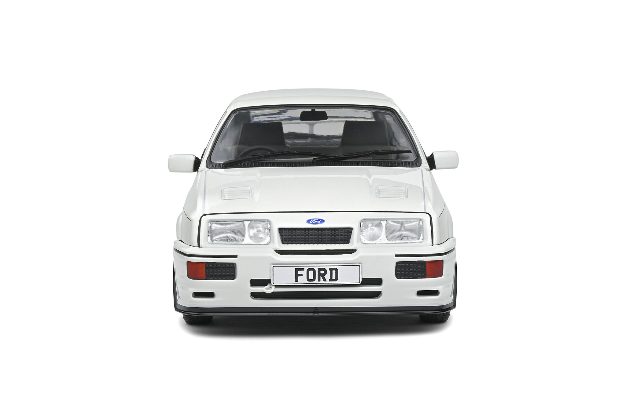 Skala 1/18 Ford Sierra Cosworth RS500 – Diamantvit – 1987 fr Solido