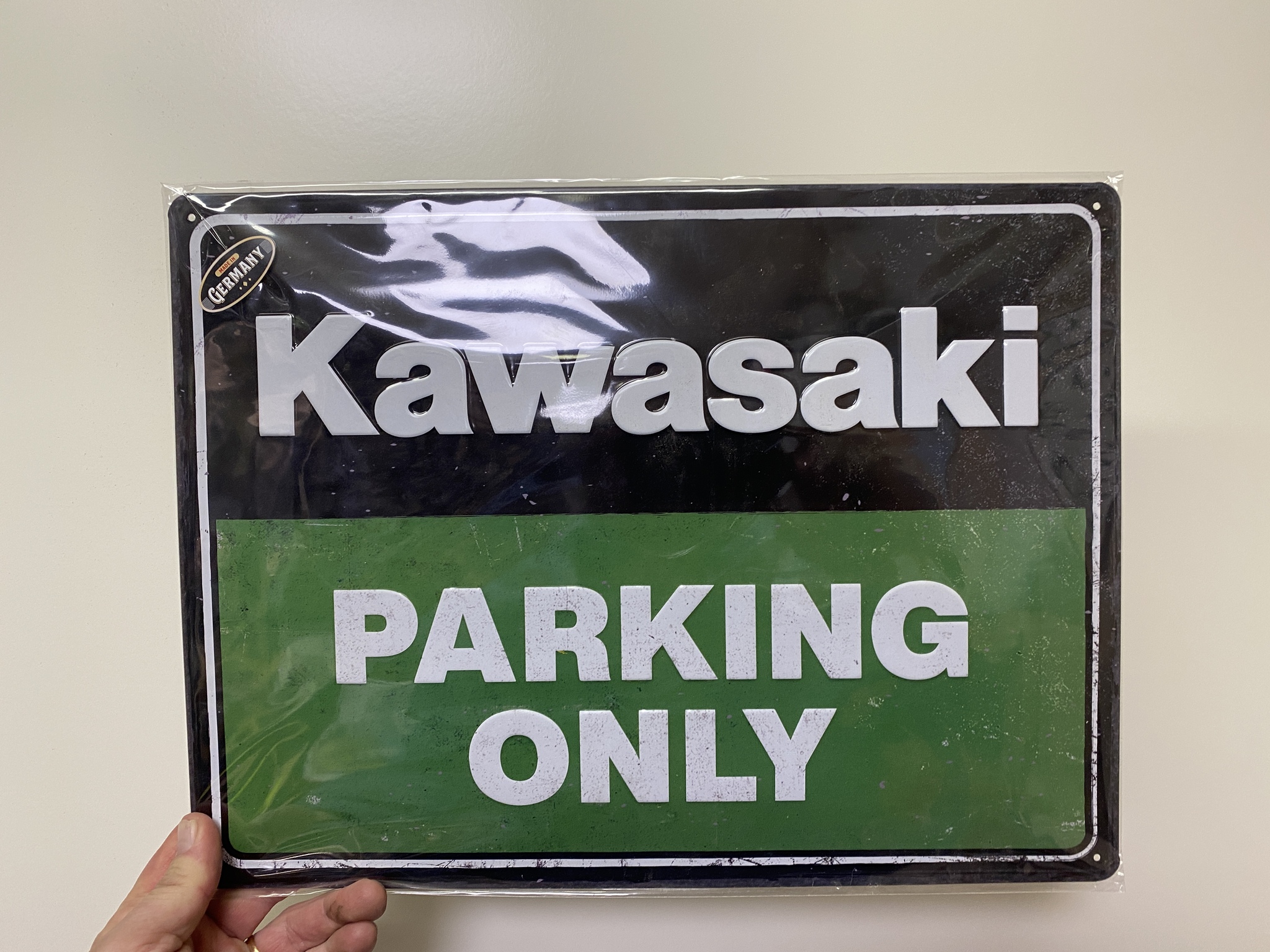 NYHET! Plåtskylt ca 30 x 40 cm Motiv: Kawasaki Parking Only